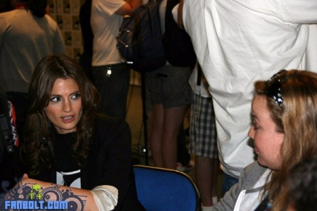 [url=https://www.facebook.com/photo.php?fbid=690151189928&set=a.690149238838.2247802.60701869]Emma Loggins[/url]: Stana Katic ("Castle") conversando com Jen.
