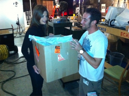 [url=https://twitter.com/NathanFillion/status/25840536642]@NathanFillion[/url] Stana recebe uma entrega no set.
Palavras chave: Twitter;2010