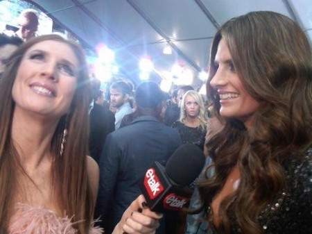 [url=https://www.facebook.com/etalkctv/photos/a.103426609729851.5582.103028189769693/104125306326648]Etalk[/url]: Stana Katic "Castle" glamourosa no AMAs!

