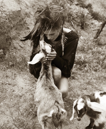 [URL=https://twitter.com/brianbowensmith/status/73201507373285376]@brianbowensmith[/URL] Para todos vocês, fãs da @Stana_Katic... Uma palinha dos bastidores.
Palavras chave: Brian Bowen Smith;bastidores;sessão de fotos;photoshoot;2011;Twitter