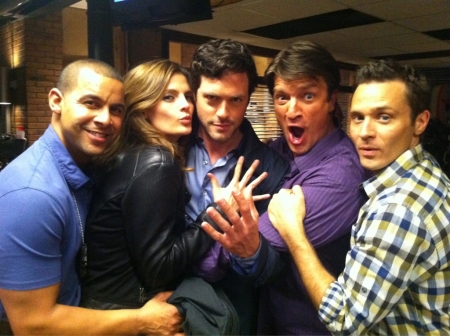 [url=https://twitter.com/brendan_hines/status/48979352754458624]@brendan_hines[/url] O fim de uma festa cheia de charme. Obrigado @Stana_Katic, @nathanfillion, @seamusdever, @Jon_huertas
Palavras chave: BRENDAN HINES;CASTLE;BASTIDORES;3ª TEMPORADA;3.21;3X21;THE DEAD POOL;2011;TWITTER
