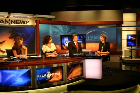 [url=https://www.facebook.com/ktla5morningnews/photos/a.235956346452679.62401.195021667212814/235956639785983]KTLA 5 Morning News[/url]: (Da esquerda para a direita) Megan Henderson, Michaela e Sam Rubin conversaram com Stana Katic (de "Castle"), que passou no estúdio para promover seu novo filme, "For Lovers Only."
