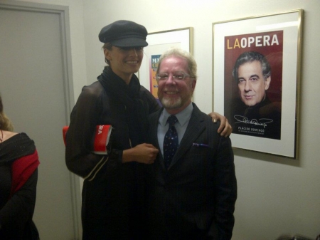 [url=https://www.facebook.com/LAOpera/photos/a.10150359860112638.349311.52436762637/10150359860202638]LA Opera[/url]: Stana Katic, de "Castle" (ABC) e nosso Diretor de Comunicações e RP Gary Murphy.
