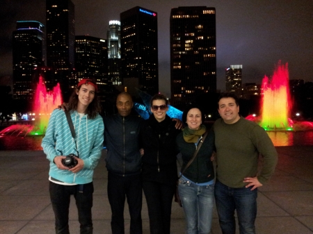 [url=https://twitter.com/AlejandroFilmTV/status/183769108859461632]@AlejandroFilmTV[/url] Parte da equipe do #ATP após um dia inspirador de gravações com @Stana_Katic,@JustinButtsFilm, David e Romy.
Palavras chave: TWITTER;2012;ATP;Alternative Travel Project;Justin Butts