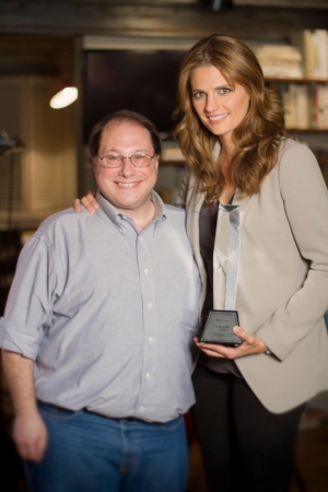 [url=https://twitter.com/EIC_online/status/231441383863500800]@EIC_online[/url]: @Stana_Katic recebendo seu #PRISMAwards com o vice=presidente de Marketing e Relações de Indústria Larry Deutchman!
Palavras chave: TWITTER;2012;Larry Deutchman;Prism Awards