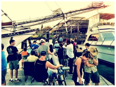 [url=https://twitter.com/Castlegrip/status/258285572190244864]@Castlegrip[/url] Aqui está a equipe numa balsa enquanto filmávamos nas docas.
Palavras chave: Castle;bastidores;5.04;5x04;Murder He Wrote;Christopher Brow;Castle Grip;2012;Twitter