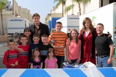 [url=https://twitter.com/goatmilkstuff/status/264218799253897216]@goatmilkstuff[/url] @Stana_Katic A família toda se divertiu muito conhecendo vocês hoje. Parabéns pela nova casa. :) PJ
Palavras chave: Twitter;2012