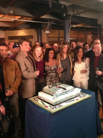 [url=https://twitter.com/tamalajones/status/307270139093585922]@TamalaJones[/url]: Foto do elenco da comemoração do 100º episódio
Palavras chave: CASTLE;BASTIDORES;5ª TEMPORADA;THE LIVES OF OTHERS;5.19;5X19;S05E19;2013;TWITTER