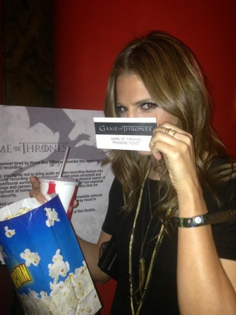 [URL=https://twitter.com/prgirl31/status/313841598305796096]@prgirl31[/URL] @Stana_Katic tem os ingressos mais disputados da nite. O inverno está chegando.
Palavras chave: TWITTER;2013;Game of Thrones;season 3;premiere