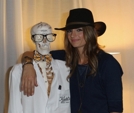 [url=https://www.facebook.com/KiehlsUS/photos/a.10151553017286696.1073741825.9839961695/10151553017971696]Kiehl's[/url]: Atriz Stana Katic e o Sr. Ossos.
