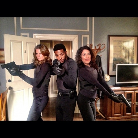 [url=https://twitter.com/jockosims/status/357939753091469314]@jockosims[/url] No set de #Castle da #ABC com as adoráveis @Stana_Katic e @LisaEdelstein. Cuidado!
Palavras chave: Lisa Edelstein;Castle;season 6;6ª temporada;6x01;6.01;s06e01;Jocko Sims