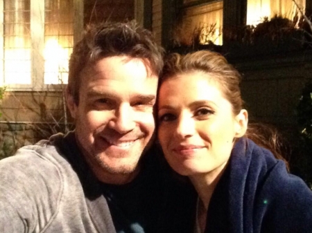 [url=https://twitter.com/EddieMcClintock/status/452309938497261568]@EddieMcClintock[/url]: Saudações do set de @Castle_ABC, com a adorável e talentosa @Stana_Katic!
Palavras chave: Eddie McClintock;2014;Twitter;Castle;bts;6x23