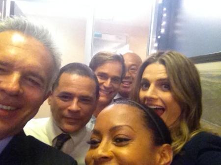 [url=https://twitter.com/RealTonyDenison/status/521049413171441665]@RealTonyDenison[/url]: A linda e talentosa Stana Katic atravessou o estúdio para nos visitar no set!
