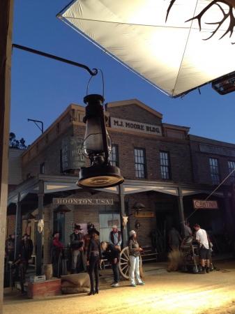 [url=https://twitter.com/AndrewBikichky/status/534791644768661504/]@AndrewBikichky[/url]: Iluminação do lado de fora do saloon para a entrada da Beckett para salvar o dia. Ep707 #Castle
