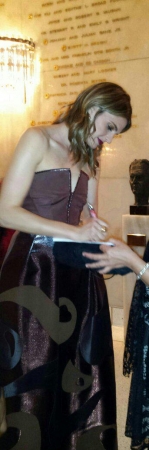 [url=https://twitter.com/jfigskate/status/541704150417829888]@jfigskate[/url]: @Stana_Katic Quando eu disse que você era adorável, eu quis dizer por dentro e por fora. Conhecê-la foi muito inesperado. Obrigada novamente pela sua bondade.
