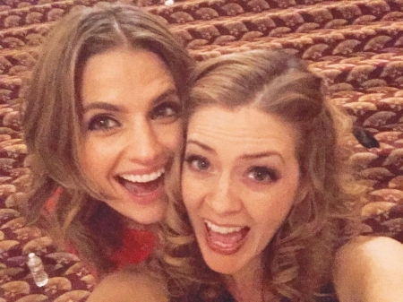 [url=https://twitter.com/CleverDever/status/597990299072233475/]@CleverDever[/url]: Vocês querem uma selfie incrível do #SeasonFinaleDeCastle? Que tal essa, gente? Eu & @Stana_Katic juntas de novo.
