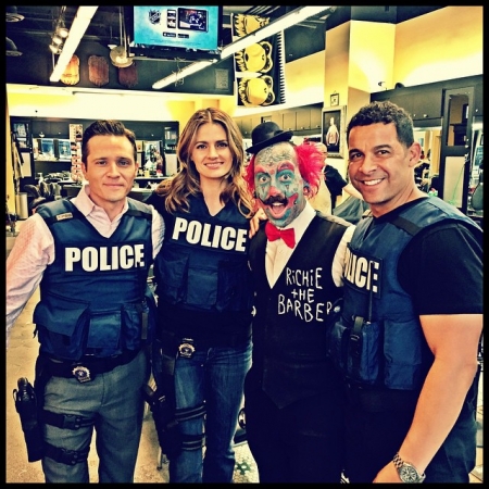 [url=https://instagram.com/p/zij1hEHLJX/]@Jon_Huertas[/url]: @Stana_Katic @seamusdever & eu encontramos um palhaço de verdade @richiethebarber no centro de LA! #Castle #bastidores #ApenasEmLA #FotoDoDia
