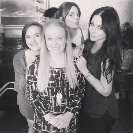 [url=https://instagram.com/p/5dMU1iOfAA/]@michelletrachtenberg[/url]: Hoje no set de #SisterCities a extraordinária Jacki Weaver fez sua estreia. Estou sem palavras. @sean_hanish @jessweixler @drstanakatic @sistercitiesmovie 🎬✨🎥
