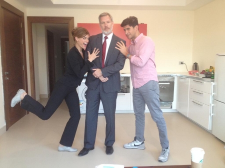 [url=https://twitter.com/missionxglobal/status/631574989288919041]@missionxglobal[/url]: .@ckredlinger da Mission brincando com @Stana_Katic e @RazaJaffrey durante as filmagens de #TheRendezvous.
