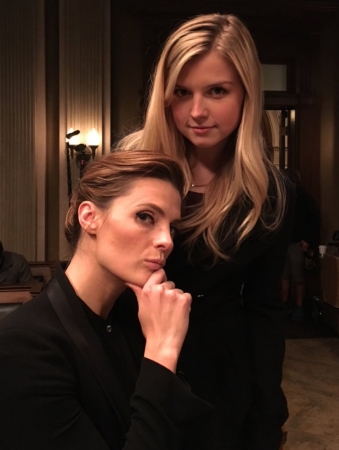 [url=https://twitter.com/therealagbarlow/status/662165997139267584]@therealagbarlow[/url]: No set de #Castle com @Stana_Katic & @KrisPolaha 🏰 
