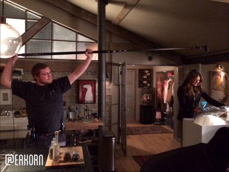 [url=https://twitter.com/EAkorn/status/714885896605011968]@eakorn[/url]: Todos temos que começar em algum lugar. Primeira cena minha como perchista. @Stana_Katic abrindo o vestido de noiva da Beckett! #Castle #bastidores
