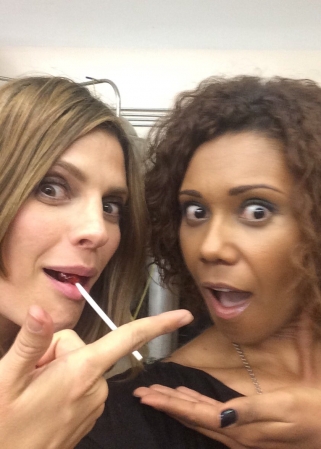 [url=http://twitter.com/ToksOlagundoye/status/719246032400297984]@ToksOlagundoye[/url]: Ah! Olhem quem eu encontrei ontem à noite! #PoderFeminino #Selfie com a #RainhaDeCastle @Stana_Katic
