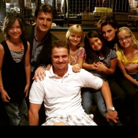 [url=http://instagram.com/p/BLZIHLfAdqV/]@drmanningdc[/url]: Melissa relembrando no Facebook de #Castle com minhas lindas @skyler_manning e Savannah. Obrigado à @drstanakatic, a quem devo minha carreira na medicina. Ela também me ensinou o significado de nefropsia. @nathanfillion, saudades, cara.
