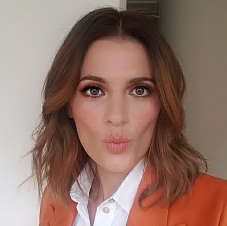[url=http://instagram.com/p/BUx95z7j4xP]@amynadinemakeup[/url]: Eu maquiei a adorável @drstanakatic esta noite, e então a fiz tirar fotos para o meu Insta... E ela topou! 🤓🤓 Obrigada, Stana! Cabelo por @sienree!
