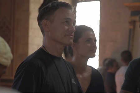 [url=https://www.facebook.com/LostInFlorenceMovie/photos/pcb.1350079501680309/1350079268346999/]Lost in Florence[/url]: Evan Oppenheimer e Stana Katic admiram uma estátua no Museu Bargello durante o primeiro dia de gravação de LOST IN FLORENCE.
