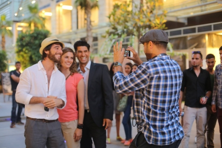 [url=https://www.facebook.com/therendezvous2016/photos/a.263784977350853.1073741828.263285814067436/348001208929229]The Rendezvous[/url]: Mesmo fora do set, a câmera ama nossas estrelas (da esquerda para a direita): Alfonso Bassave, Stana Katic e Raza Jaffrey! Atrás da câmera? O diretor de The Rendezvous, Amin Matalqa... é claro! #TheRendezvous2017
