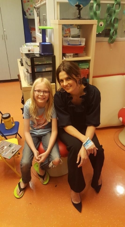 [url=#]Ira Hughes‎[/url]: Fomos à hora da historinha na biblioteca do hospital, com a convidada especial Stana Katic, estrela da série "Castle". Ela fez um ótimo trabalho lendo livros e conversando com as crianças. Só estavam Audrey, Cole e uma menina chamada Lilly. Foi divertido ver Audrey interagir e se divertir. Ela não quis tirar foto, mas Cole não se importou em tirar uma foto com ela.

