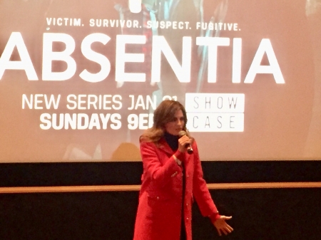 [url=https//twitter.com/BenMkWrites/status/953809967949189120]@BenMkWrites[/url]: A incrível @Stana_Katic nos explicou um pouco sobre seu papel estrelando #Absentia, do @showcasedotca. Sim, as fotos estão meio borradas, mas vão por mim, não há nada borrado nessa nova série de drama super afiada. Confiram nossa prévia especial em breve! 😉

