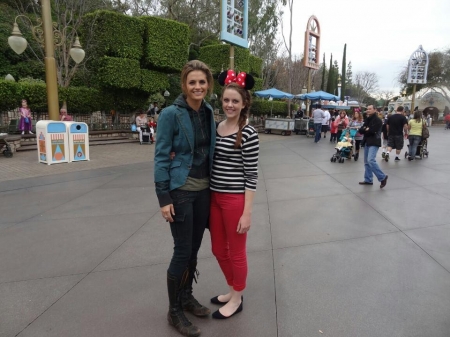 [url=https://twitter.com/omgj4mes/status/294349291349225472]@omgj4mes[/url] Minha amiga acabou de encontrar a Stana Katic! Puta merda OMG!
Palavras chave: fãs;Twitter;2013;Disneyland