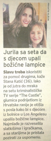 "Stana saiu do set de 'Castle' para acender luzes de Natal com crianças
'Fama deve ser usada para ajudar os outros', diz Stana Katic (36). Apesar de estar no set da série criminal 'Castle' de manhã até de noite, a atriz, com origens croatas, saiu mais cedo do trabalho para acender luzes de Natal com as crianças de um hospital em LA. Ela deu brinquedos e doces para as pequenas, e tirou fotos com as maiores."
