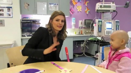 Palavras chave: cap;screencap;screen cap;2013;CHLA;visita;Children&#039;s Hospital Los Angeles;Children&#039;s Hospital LA;Stana Katic of ABC&#039;s Castle Blows Bubbles with Little Girl at Children&#039;s Hospital Los Angeles