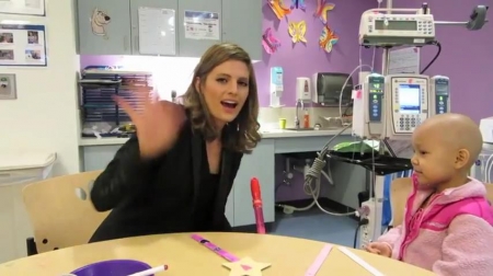 Palavras chave: cap;screencap;screen cap;2013;CHLA;visita;Children&#039;s Hospital Los Angeles;Children&#039;s Hospital LA;Stana Katic of ABC&#039;s Castle Blows Bubbles with Little Girl at Children&#039;s Hospital Los Angeles