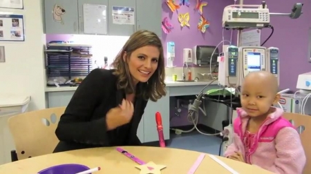 Palavras chave: cap;screencap;screen cap;2013;CHLA;visita;Children&#039;s Hospital Los Angeles;Children&#039;s Hospital LA;Stana Katic of ABC&#039;s Castle Blows Bubbles with Little Girl at Children&#039;s Hospital Los Angeles