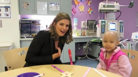 Palavras chave: cap;screencap;screen cap;2013;CHLA;visita;Children&#039;s Hospital Los Angeles;Children&#039;s Hospital LA;Stana Katic of ABC&#039;s Castle Blows Bubbles with Little Girl at Children&#039;s Hospital Los Angeles