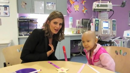 Palavras chave: cap;screencap;screen cap;2013;CHLA;visita;Children&#039;s Hospital Los Angeles;Children&#039;s Hospital LA;Stana Katic of ABC&#039;s Castle Blows Bubbles with Little Girl at Children&#039;s Hospital Los Angeles