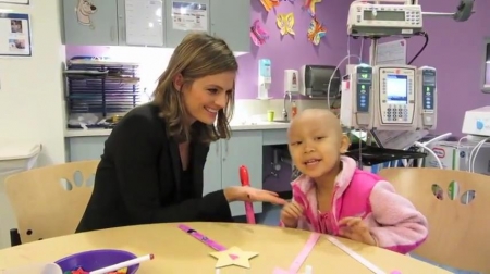 Palavras chave: cap;screencap;screen cap;2013;CHLA;visita;Children&#039;s Hospital Los Angeles;Children&#039;s Hospital LA;Stana Katic of ABC&#039;s Castle Blows Bubbles with Little Girl at Children&#039;s Hospital Los Angeles
