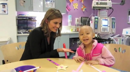 Palavras chave: cap;screencap;screen cap;2013;CHLA;visita;Children&#039;s Hospital Los Angeles;Children&#039;s Hospital LA;Stana Katic of ABC&#039;s Castle Blows Bubbles with Little Girl at Children&#039;s Hospital Los Angeles