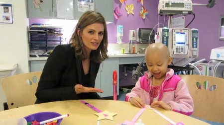 Palavras chave: cap;screencap;screen cap;2013;CHLA;visita;Children&#039;s Hospital Los Angeles;Children&#039;s Hospital LA;Stana Katic of ABC&#039;s Castle Blows Bubbles with Little Girl at Children&#039;s Hospital Los Angeles
