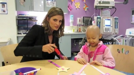Palavras chave: cap;screencap;screen cap;2013;CHLA;visita;Children&#039;s Hospital Los Angeles;Children&#039;s Hospital LA;Stana Katic of ABC&#039;s Castle Blows Bubbles with Little Girl at Children&#039;s Hospital Los Angeles