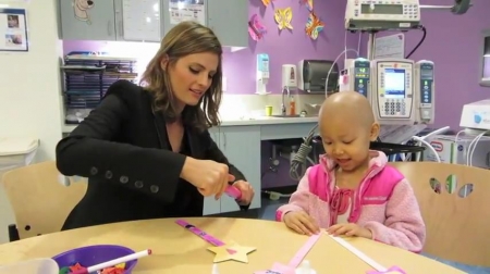 Palavras chave: cap;screencap;screen cap;2013;CHLA;visita;Children&#039;s Hospital Los Angeles;Children&#039;s Hospital LA;Stana Katic of ABC&#039;s Castle Blows Bubbles with Little Girl at Children&#039;s Hospital Los Angeles