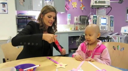 Palavras chave: cap;screencap;screen cap;2013;CHLA;visita;Children&#039;s Hospital Los Angeles;Children&#039;s Hospital LA;Stana Katic of ABC&#039;s Castle Blows Bubbles with Little Girl at Children&#039;s Hospital Los Angeles