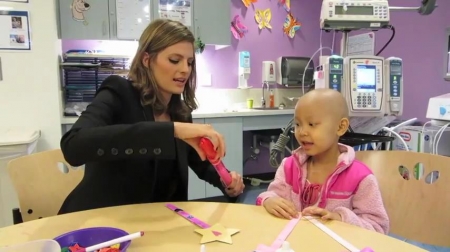 Palavras chave: cap;screencap;screen cap;2013;CHLA;visita;Children&#039;s Hospital Los Angeles;Children&#039;s Hospital LA;Stana Katic of ABC&#039;s Castle Blows Bubbles with Little Girl at Children&#039;s Hospital Los Angeles