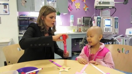 Palavras chave: cap;screencap;screen cap;2013;CHLA;visita;Children&#039;s Hospital Los Angeles;Children&#039;s Hospital LA;Stana Katic of ABC&#039;s Castle Blows Bubbles with Little Girl at Children&#039;s Hospital Los Angeles