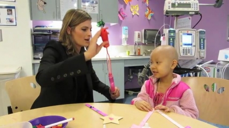 Palavras chave: cap;screencap;screen cap;2013;CHLA;visita;Children&#039;s Hospital Los Angeles;Children&#039;s Hospital LA;Stana Katic of ABC&#039;s Castle Blows Bubbles with Little Girl at Children&#039;s Hospital Los Angeles