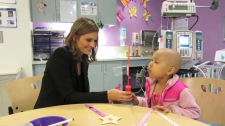 Palavras chave: cap;screencap;screen cap;2013;CHLA;visita;Children&#039;s Hospital Los Angeles;Children&#039;s Hospital LA;Stana Katic of ABC&#039;s Castle Blows Bubbles with Little Girl at Children&#039;s Hospital Los Angeles