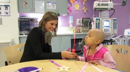 Palavras chave: cap;screencap;screen cap;2013;CHLA;visita;Children&#039;s Hospital Los Angeles;Children&#039;s Hospital LA;Stana Katic of ABC&#039;s Castle Blows Bubbles with Little Girl at Children&#039;s Hospital Los Angeles